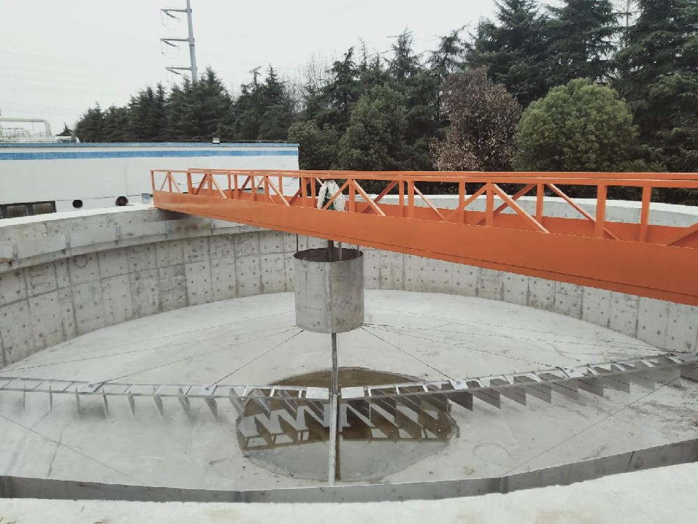 全橋中心傳動(dòng)刮泥機(jī)